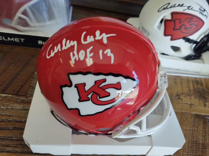 Curley Culp Chiefs and NFL Hall of Famer mini helmet !